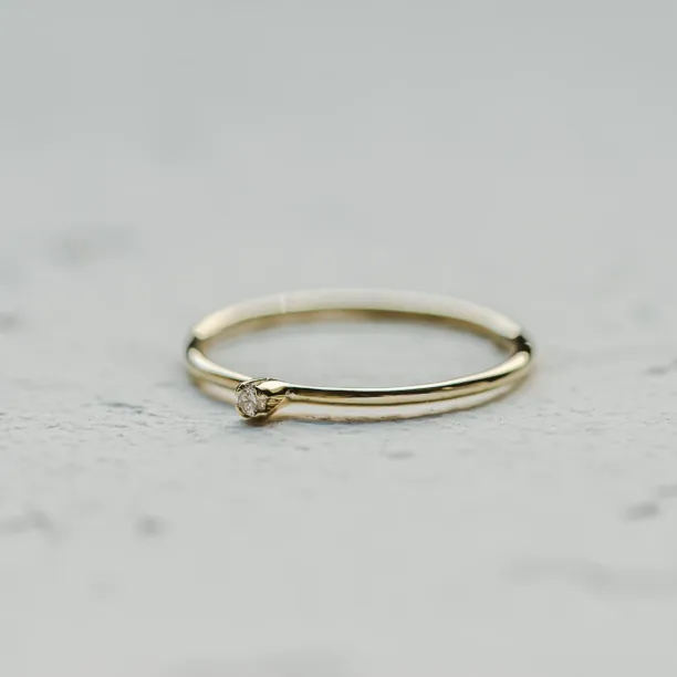 Gold minimalistic ring with diamond LAUDE Image