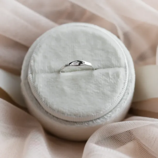 Gold ring with diamond with engraving heart VENI Image