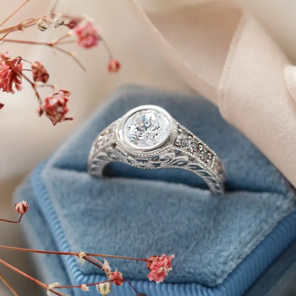 Vintage ring with moissanite and diamonds SOLA Image