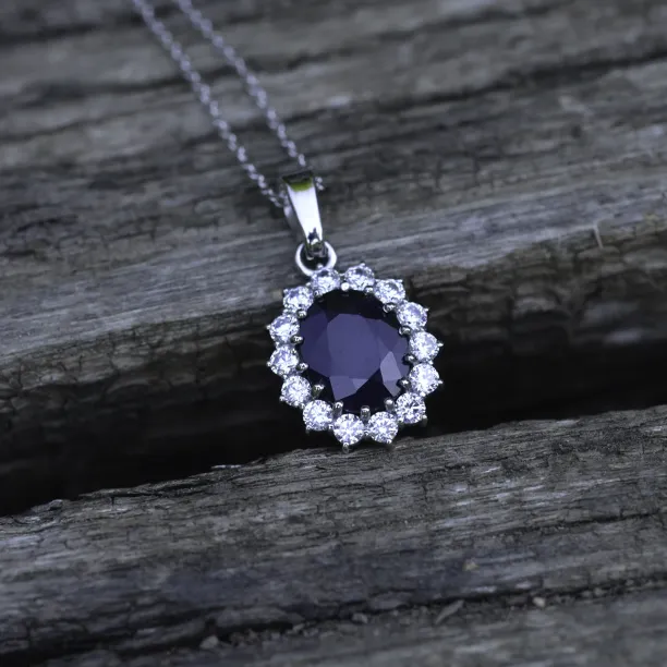 Luxurious pendant with JUFILI diamonds and a sapphire Image