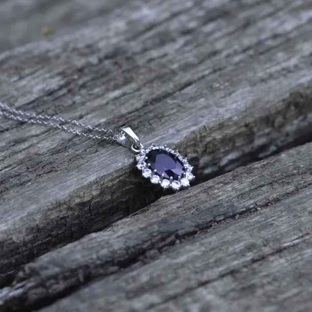 Luxurious pendant with JUFILI diamonds and a sapphire Image