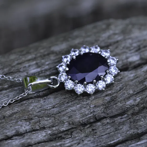 Luxurious pendant with JUFILI diamonds and a sapphire Image