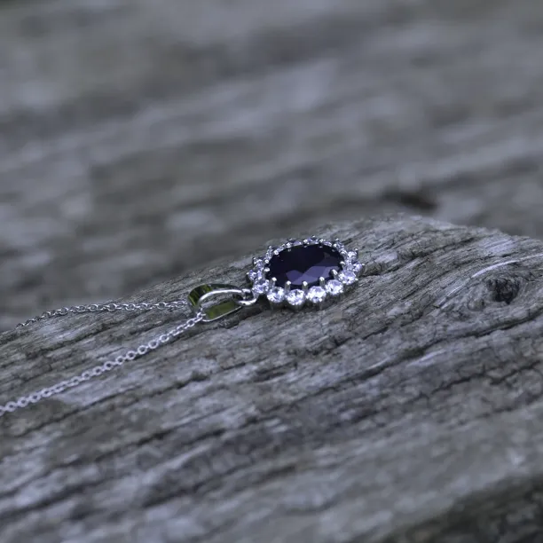 Luxurious pendant with JUFILI diamonds and a sapphire Image