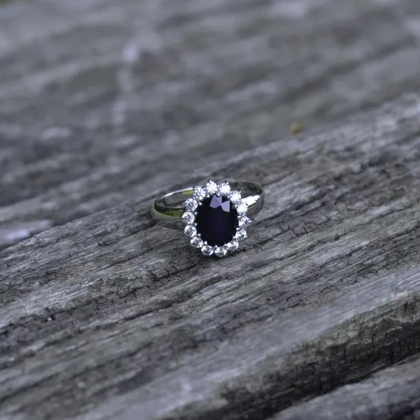 Golden ring with JUFI diamonds and a sapphire Image