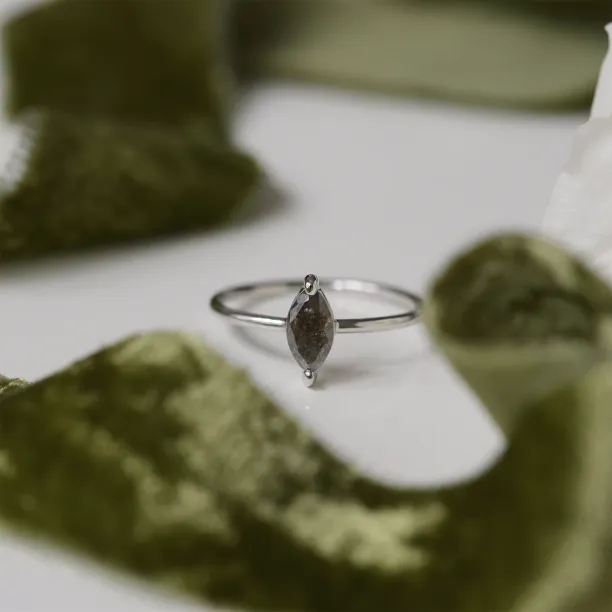 UNQE gold diamond ring  Image