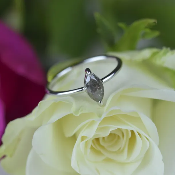 UNQE gold diamond ring  Image