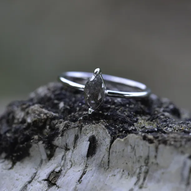 UNQE gold diamond ring  Image