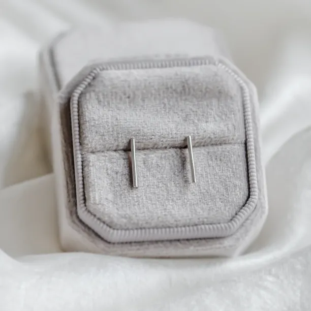 Gold minimalist earrings lines MALTE Image