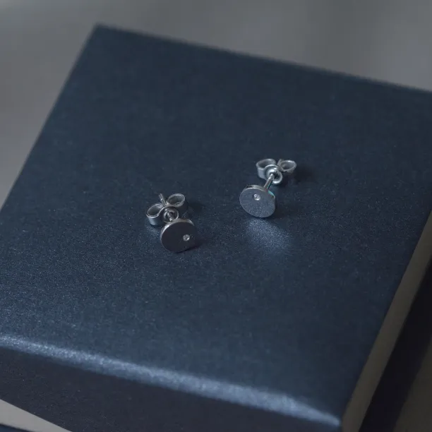 VIOLY gold and diamond stud earrings for everyday life Image