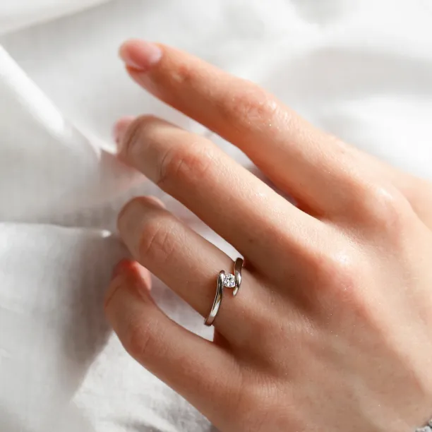 LEA sophisticated gold diamond engagement ring Image