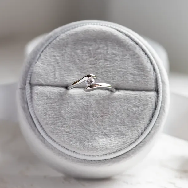 LEA sophisticated gold diamond engagement ring Image