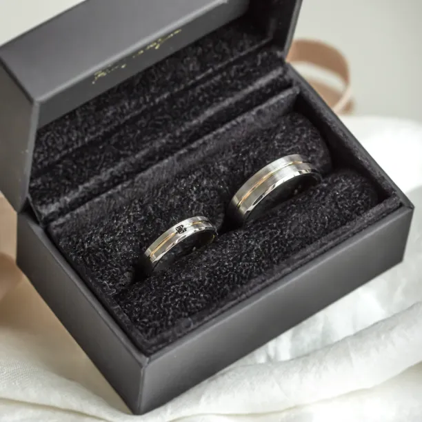MOON black gold wedding rings with diamond Image