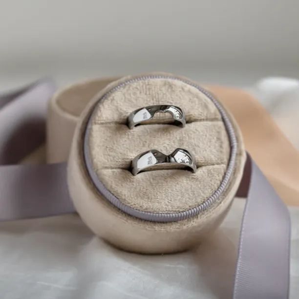 MOLE heart shape gold wedding rings Image