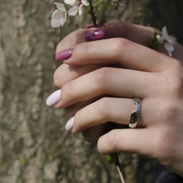 MOLE heart shape gold wedding rings Image