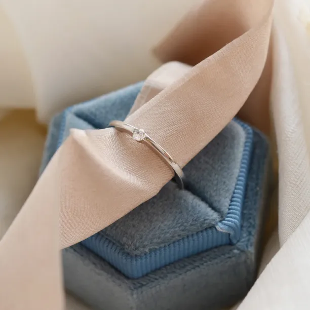 Minimalist gold engagement ring HAMEN Image