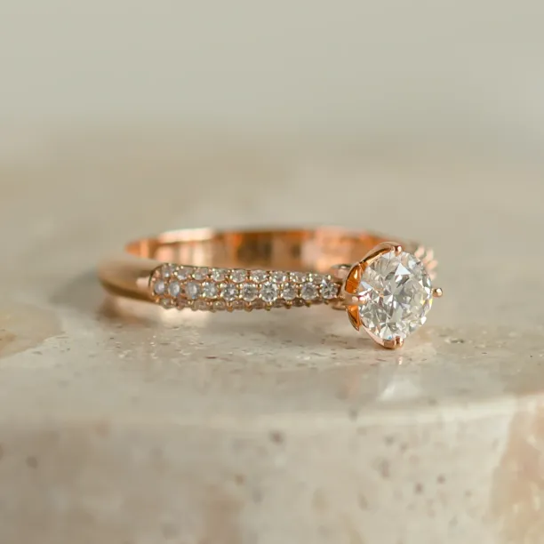 LIVKE classic gold diamond engagement ring Image