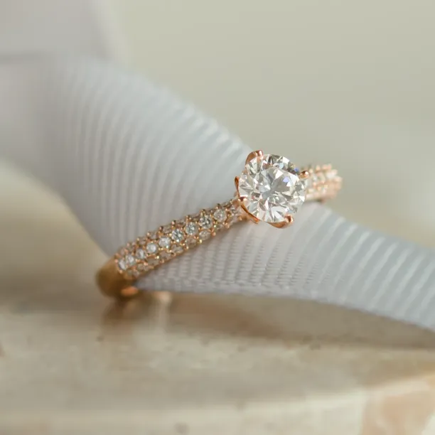 LIVKE classic gold diamond engagement ring Image