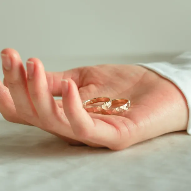 Textured gold wedding rings MUZI Image