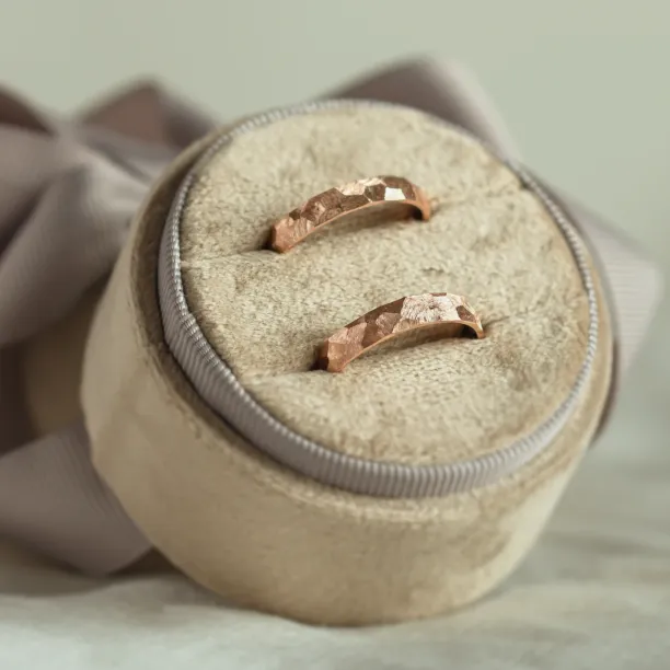 Textured gold wedding rings MUZI Image