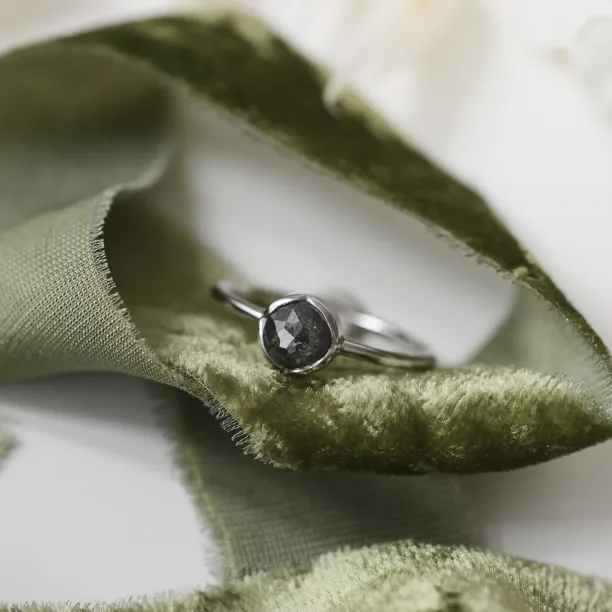 KLIO gold natural diamond 0.65Ct ring Image