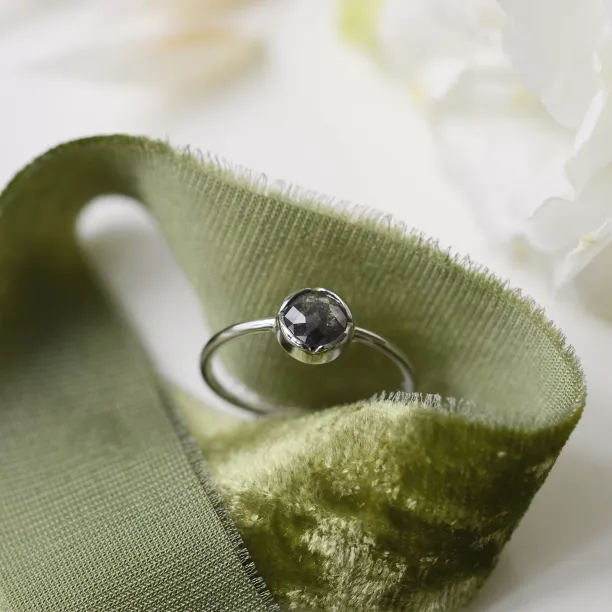 KLIO gold natural diamond 0.65Ct ring Image