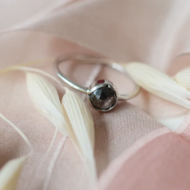 KLIO gold natural diamond 0.65Ct ring Image