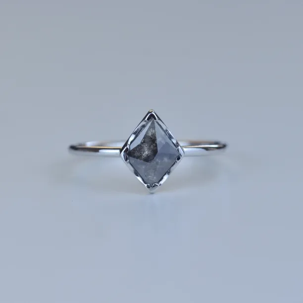 ERICA gold diamond ring in an authentic cut Image
