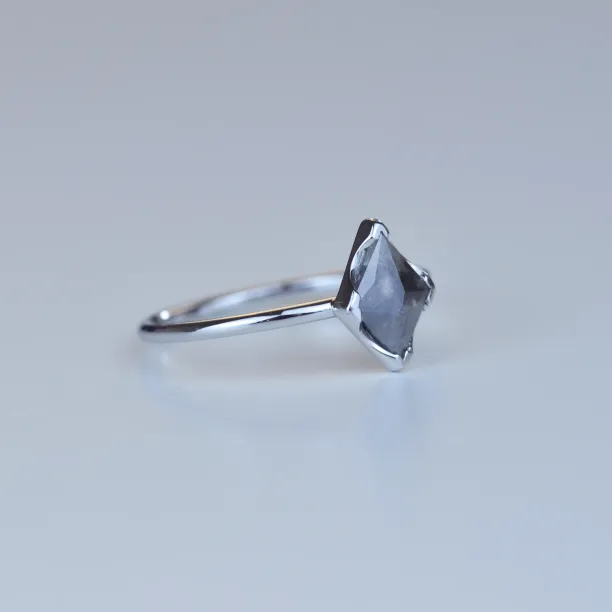 ERICA gold diamond ring in an authentic cut Image