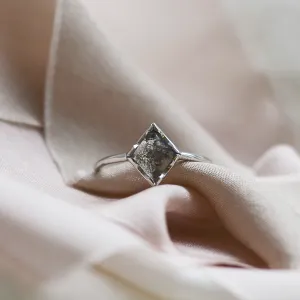 ERICA gold diamond ring in an authentic cut Thumbnail