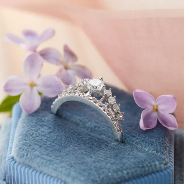 HEBO gold engagement ring in the shape of crown Image