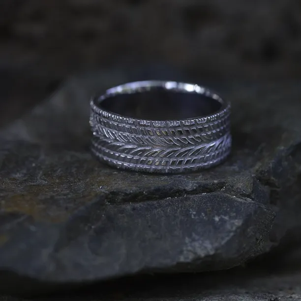 Unusual wedding rings with unique finish BRUGATA Image