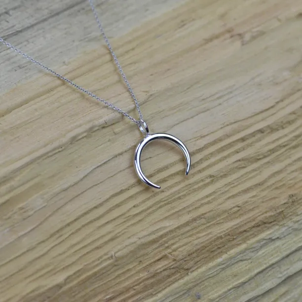 Mystic necklace in the shape of crescent - ANEBY Image