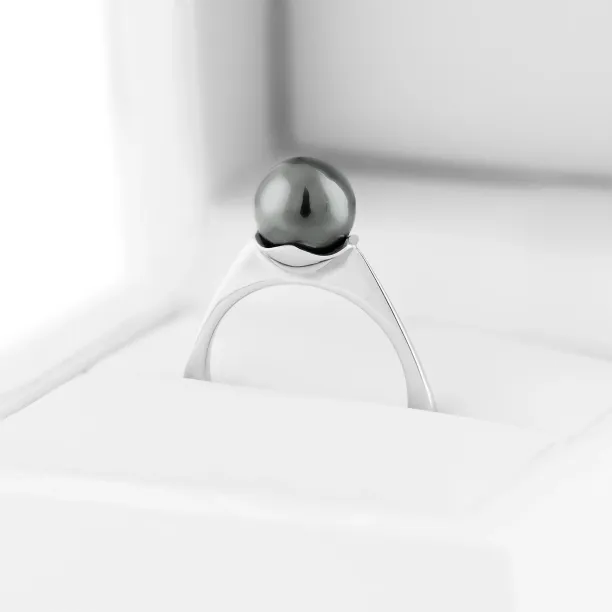 Gold ring with hematite - Fia Image