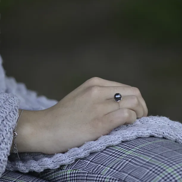 Gold ring with hematite - Fia Image