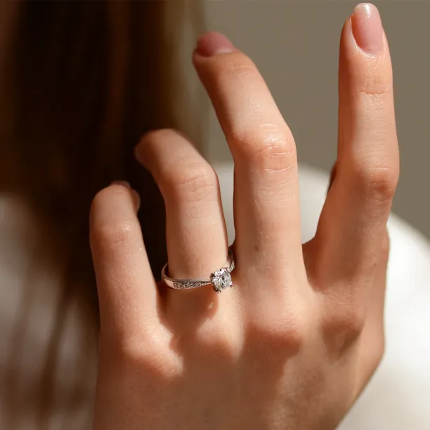 Gold ring with diamonds LOTE Image