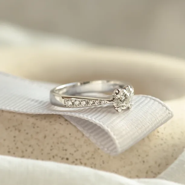 Gold ring with diamonds LOTE Image