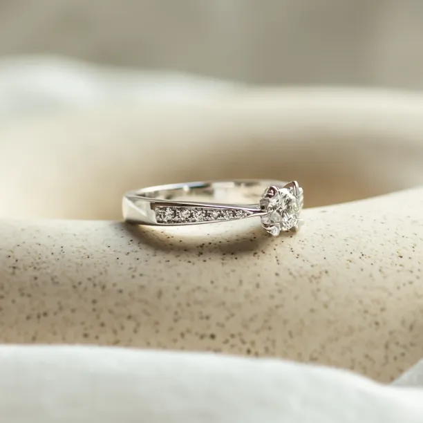 Gold ring with diamonds LOTE Image