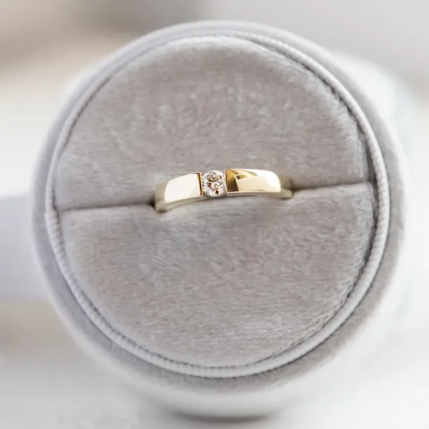 Gold engagement ring with 0.25 ct diamond MOVIK Image