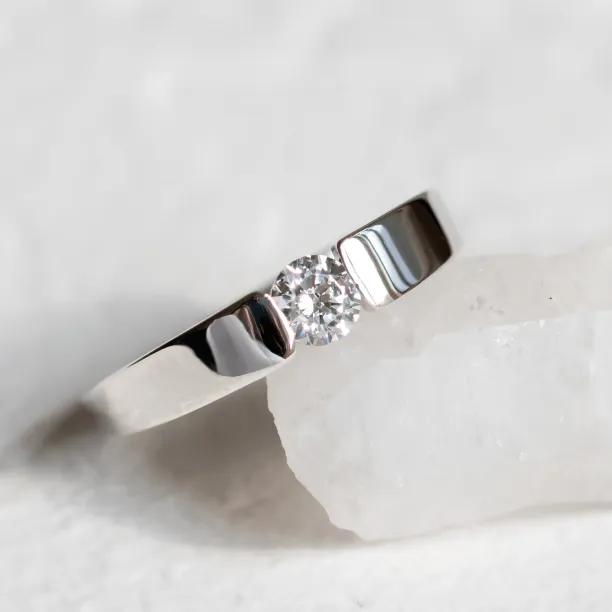 Gold engagement ring with 0.25 ct diamond MOVIK Image