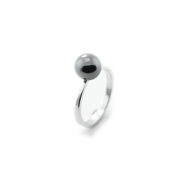 Minimalist ring with hematite RENA Image