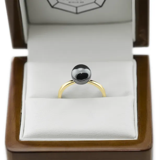 Minimalist ring with hematite RENA Image