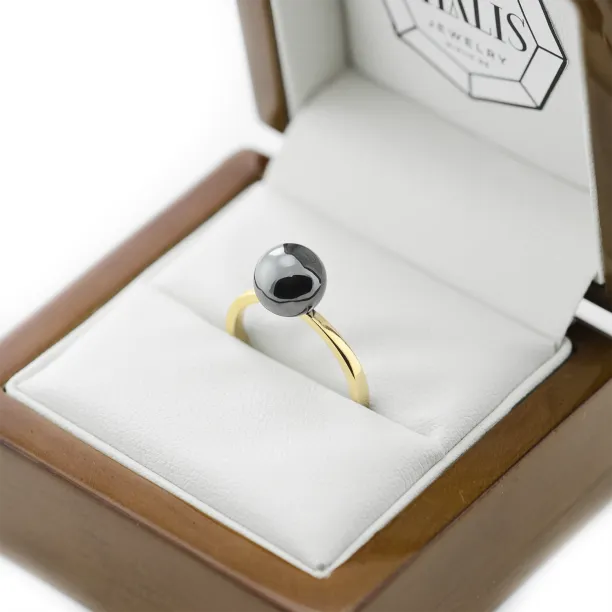 Minimalist ring with hematite RENA Image