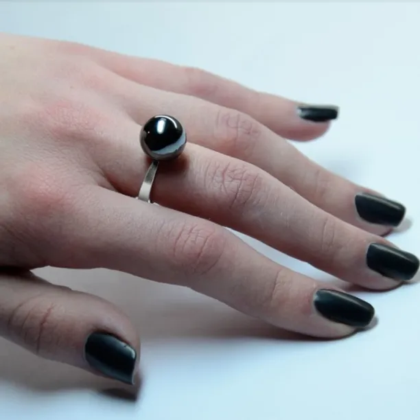 Minimalist ring with hematite RENA Image