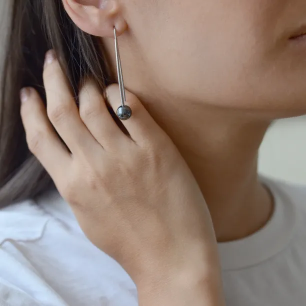 Minimalist drop earrings with hematite NUGATA Image