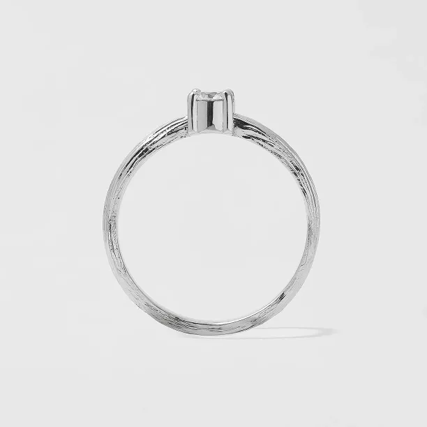 Atypical engagement ring with diamond and tree bark surface RIAN Image