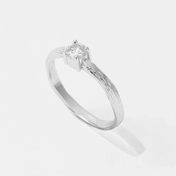 Atypical engagement ring with diamond and tree bark surface RIAN Image