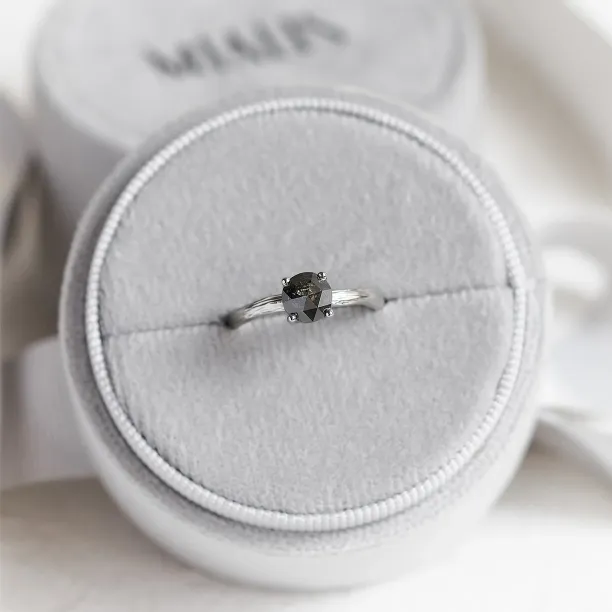 Unusual engagement ring with salt and pepper diamant AURALIS Image
