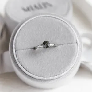 Unusual engagement ring with salt and pepper diamant AURALIS Thumbnail