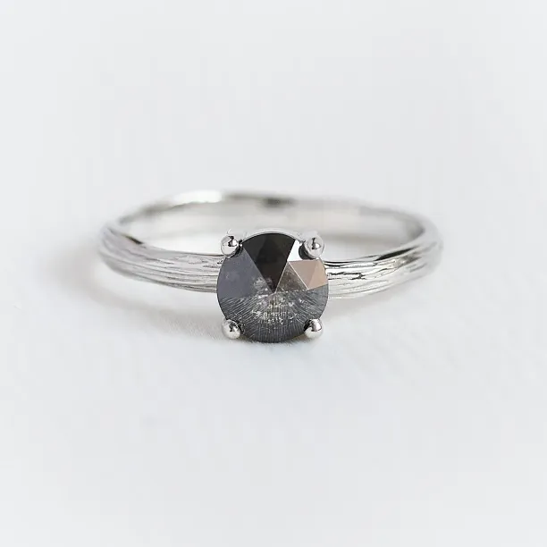 Unusual engagement ring with salt and pepper diamant AURALIS Image