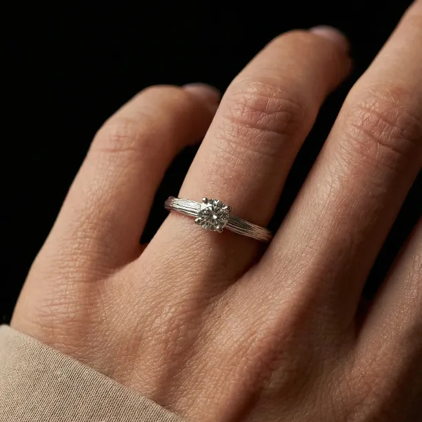 Atypical engagement ring with diamond and tree bark surface RIAN Image